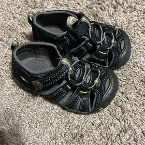 Toddler keen sandals size 7